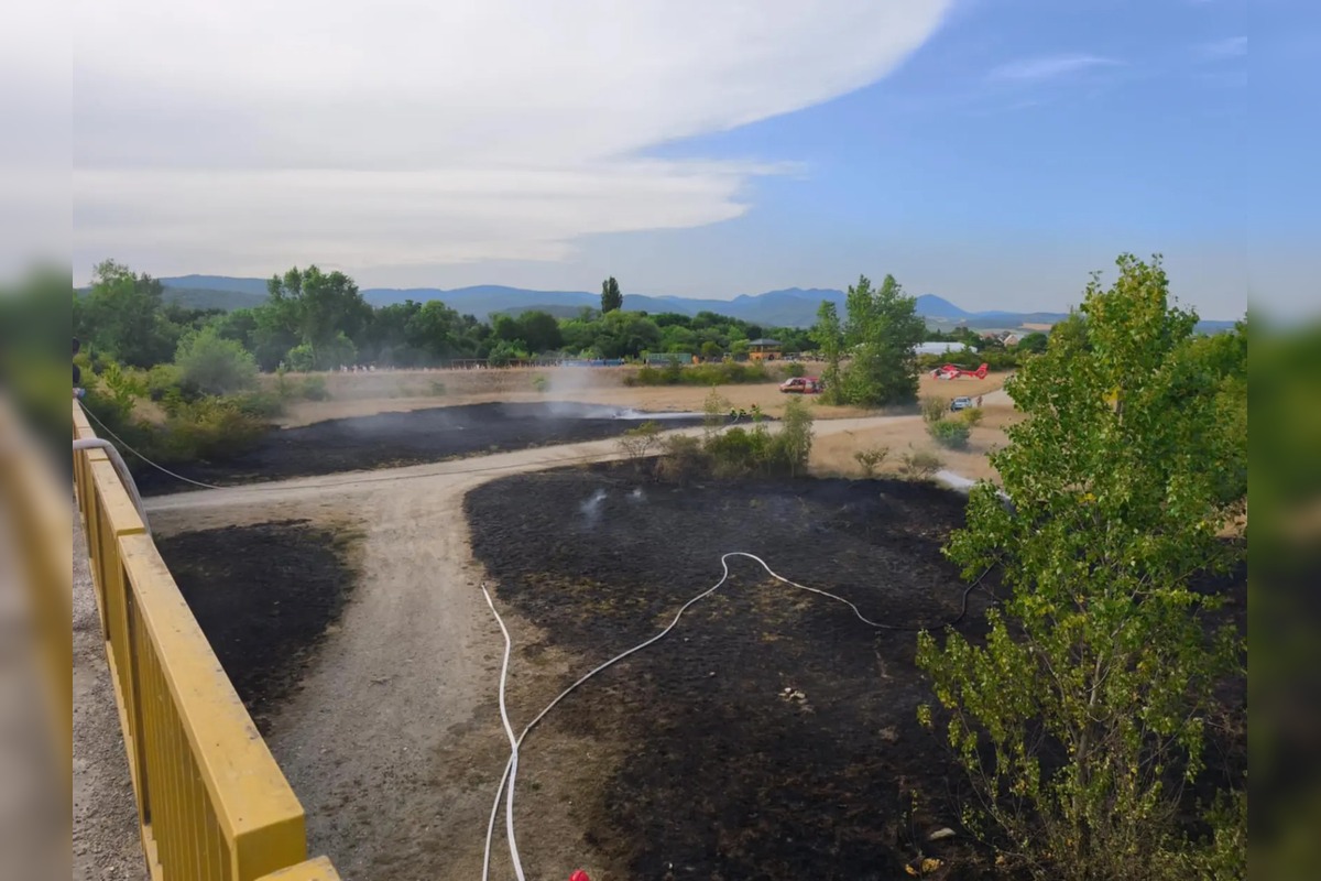 FOTO: Pri Bolešove zhorel teplovzdušný balón, ktorý sa vznietil od horiacej trávy , foto 5