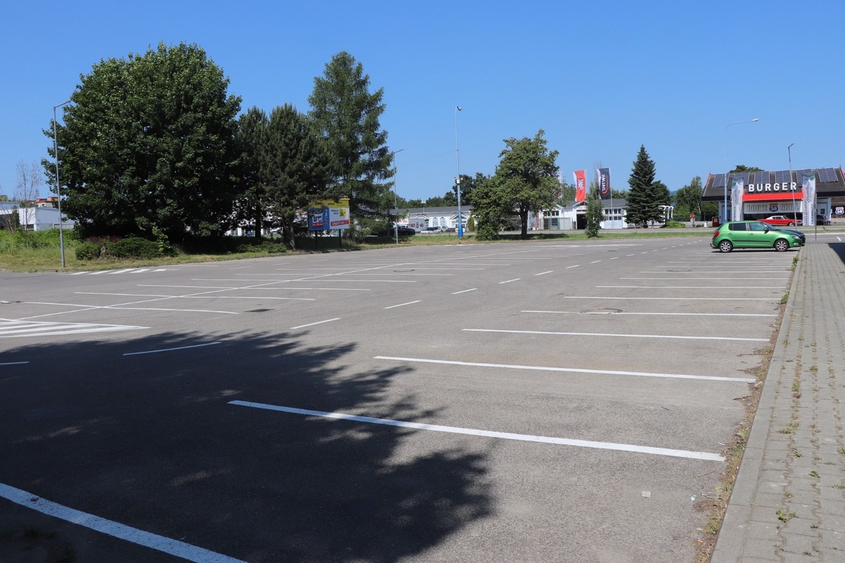 FOTO: V Dubnici nad Váhom pribudlo vyše 60 bezplatných parkovacích miest. Miestni kritizujú vzdialenosť aj pokuty, foto 3