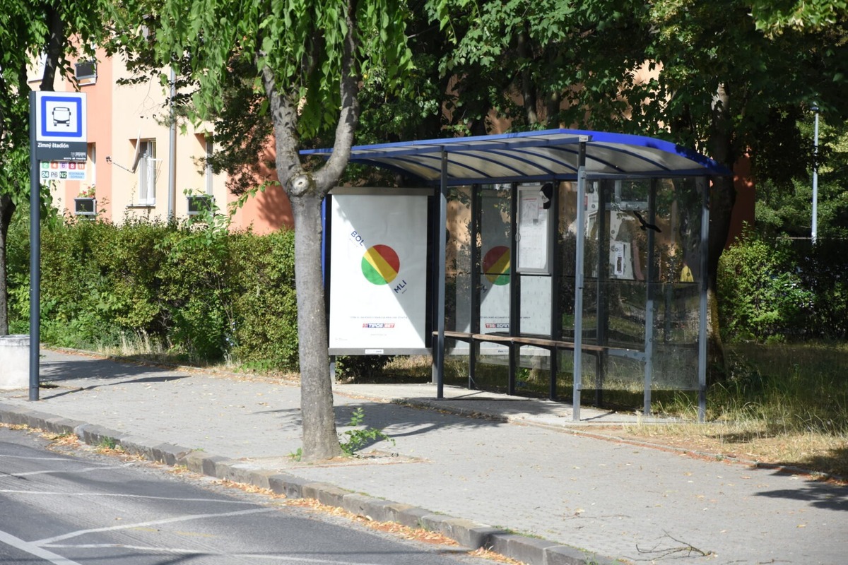 FOTO: V Trenčíne sa obnovia niektoré autobusové zastávky, foto 1
