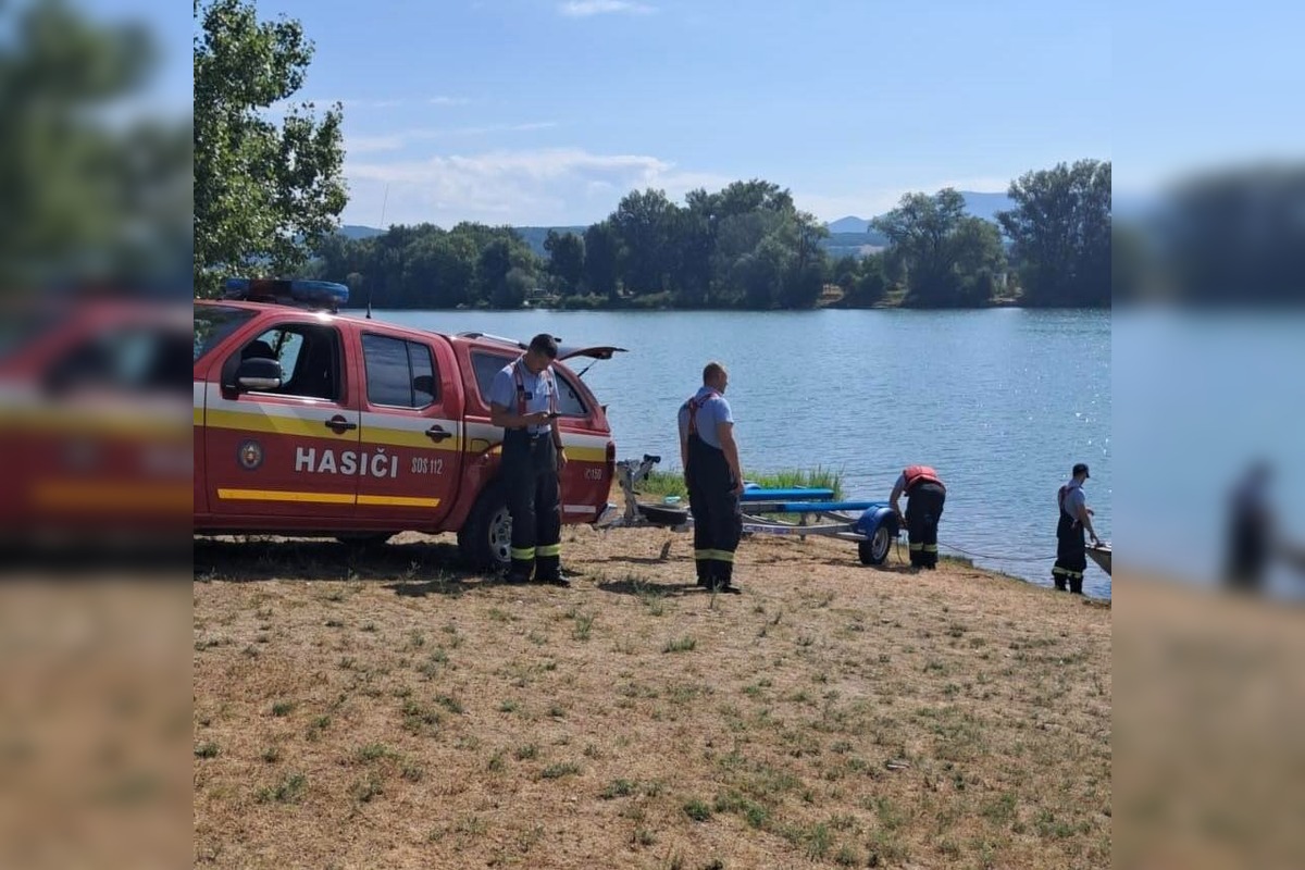 FOTO: Polícia, hasiči a potápači sa snažia na Zelenej vode nájsť neplavca, ktorý sa prevrátil s člnom, foto 1