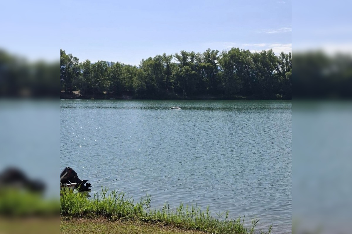 FOTO: Polícia, hasiči a potápači sa snažia na Zelenej vode nájsť neplavca, ktorý sa prevrátil s člnom, foto 2
