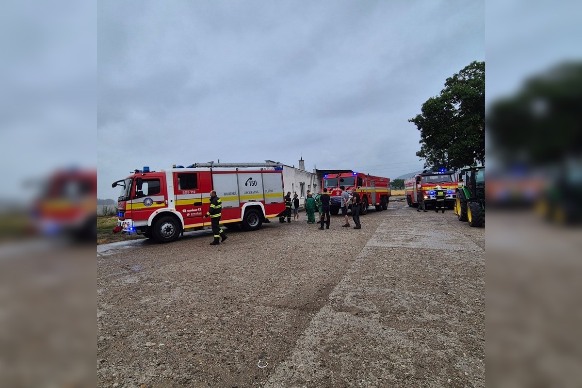 FOTO: V Trenčianskej Teplej zasahovali hasiči. Išlo o neohlásené spaľovanie odpadu, foto 1