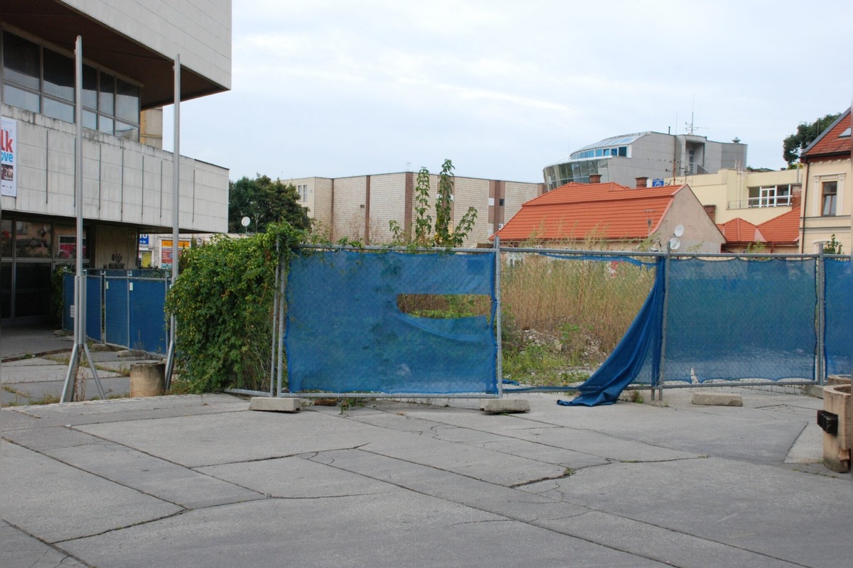 FOTO: Trenčín musí zaplatiť 1,7 milióna eur za zrušený projekt pri Posádkovom klube, foto 2