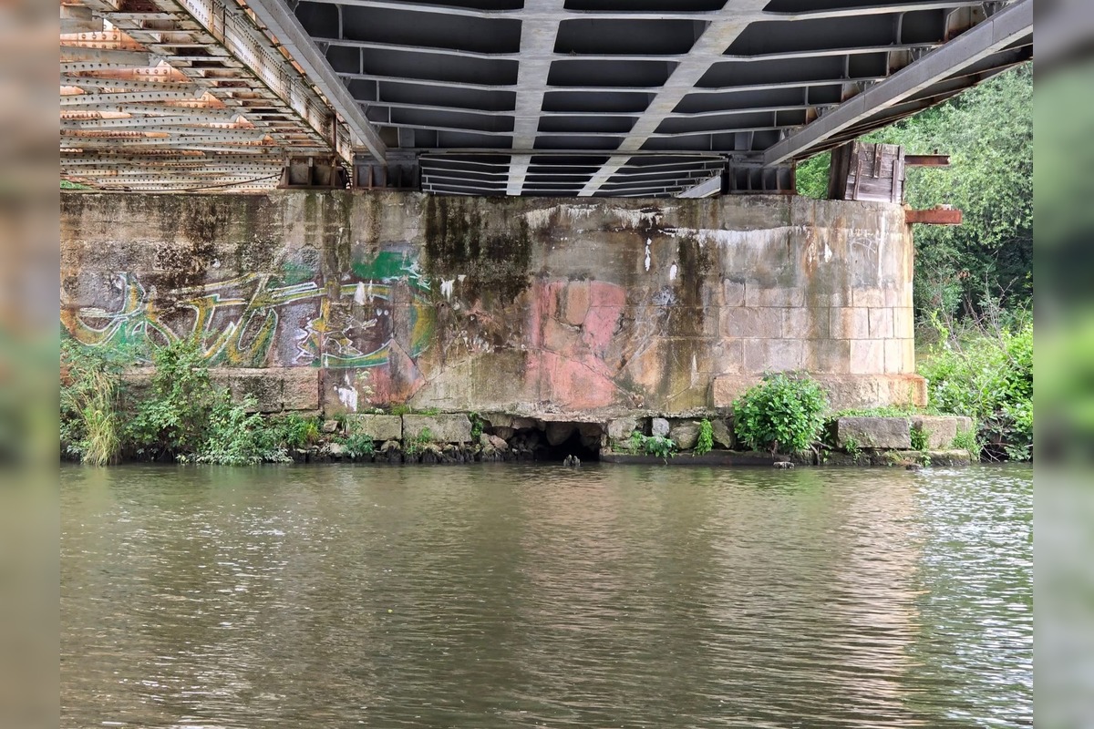 FOTO: Trenčania diskutujú o stave základov Železničného mosta , foto 3