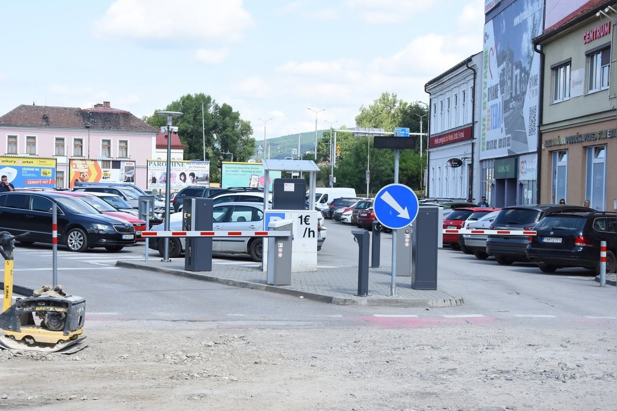 FOTO: Upozornenie pre vodičov: Parkovisko pri evanjelickom kostole v Trenčíne bude zatvorené na týždeň, foto 1