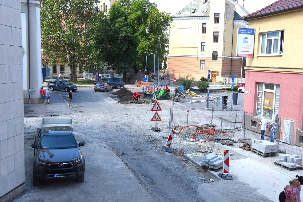 FOTO: Upozornenie pre vodičov: Parkovisko pri evanjelickom kostole v Trenčíne bude zatvorené na týždeň, foto 2