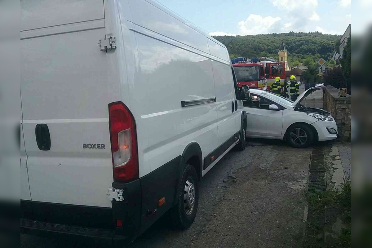 FOTO: Zrážka pri Dohňanoch: Zrazili sa auto s dodávkou, pri nehode sa zranili traja ľudia, foto 2