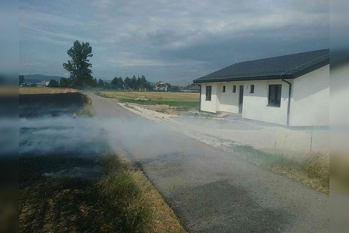 FOTO: Požiar strniska pri Kočovciach, oheň ohrozoval blízku novostavbu rodinného domu, foto 1