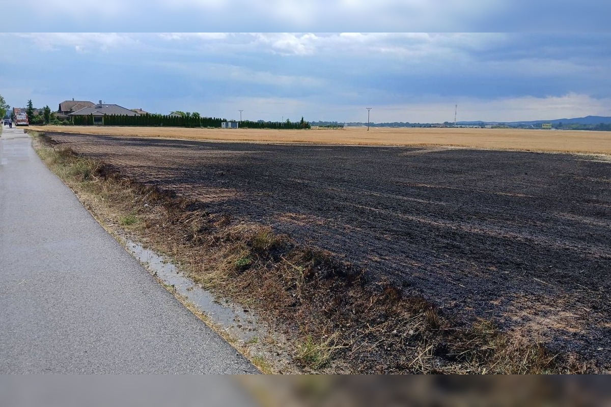 FOTO: Požiar strniska pri Kočovciach, oheň ohrozoval blízku novostavbu rodinného domu, foto 3