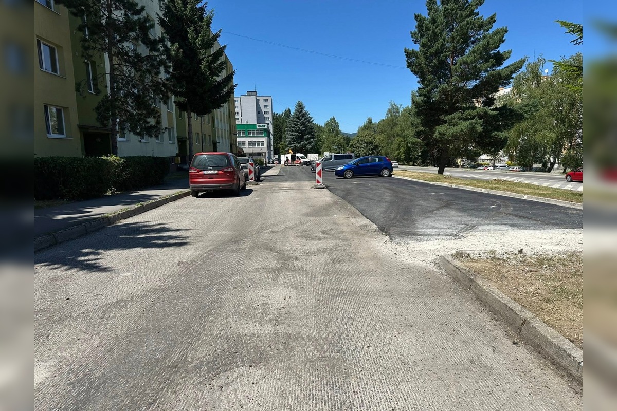 FOTO: Sídlisko Hliny má nové parkovisko, obyvatelia sa dočkali po rokoch, foto 1