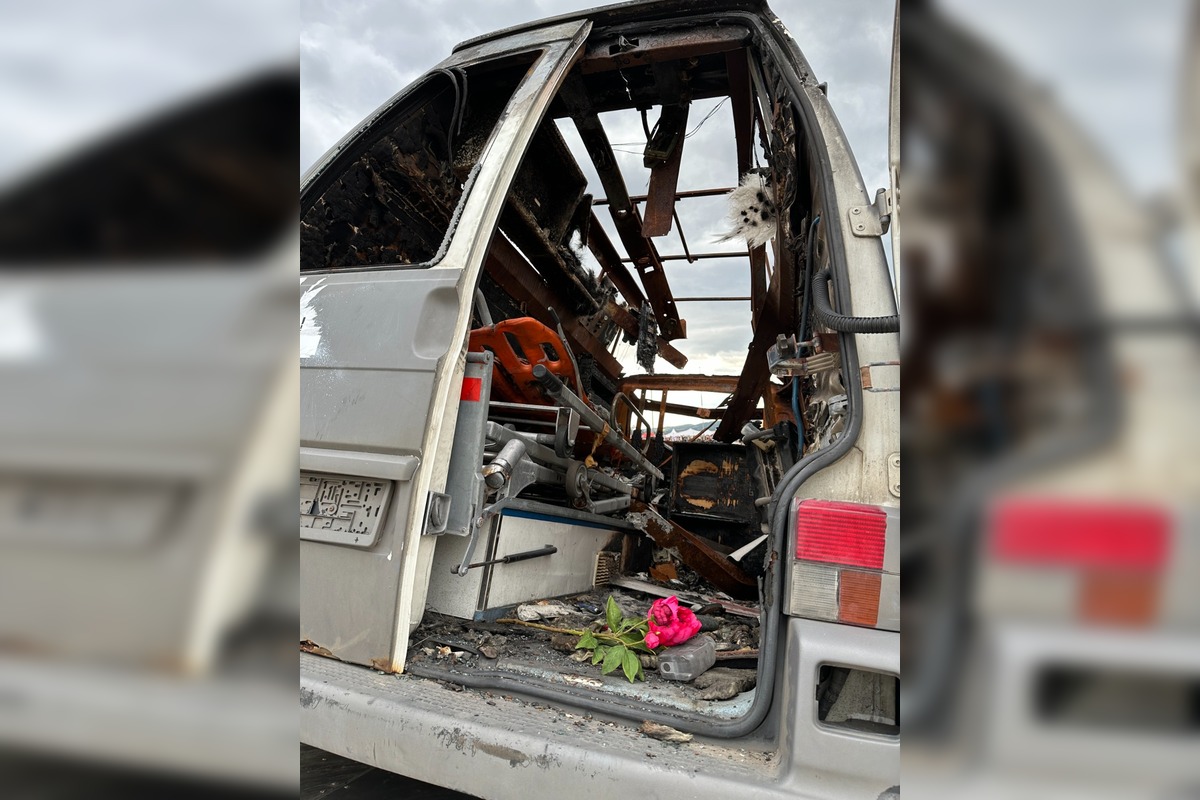 FOTO: Rozstrieľaná sanitka putovala z festivalu Pohoda na námestie v Bojniciach, foto 1