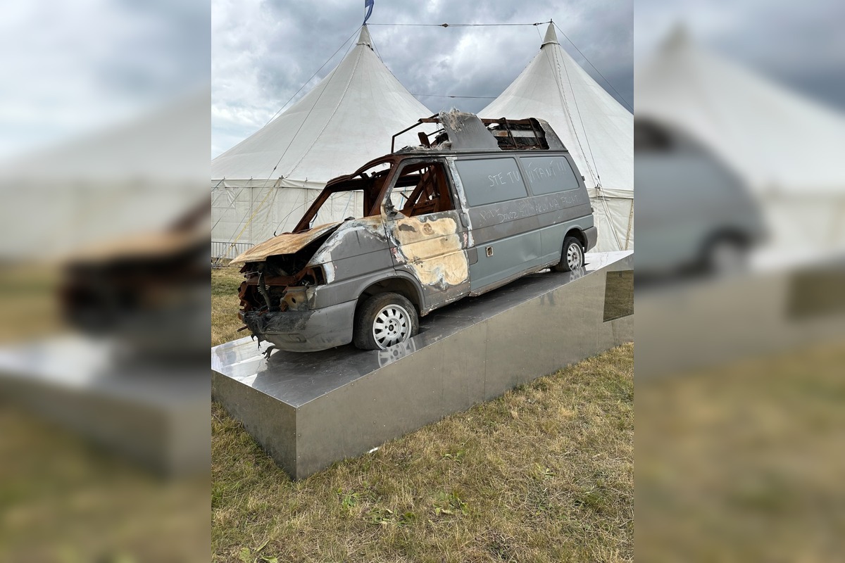 FOTO: Rozstrieľaná sanitka putovala z festivalu Pohoda na námestie v Bojniciach, foto 3