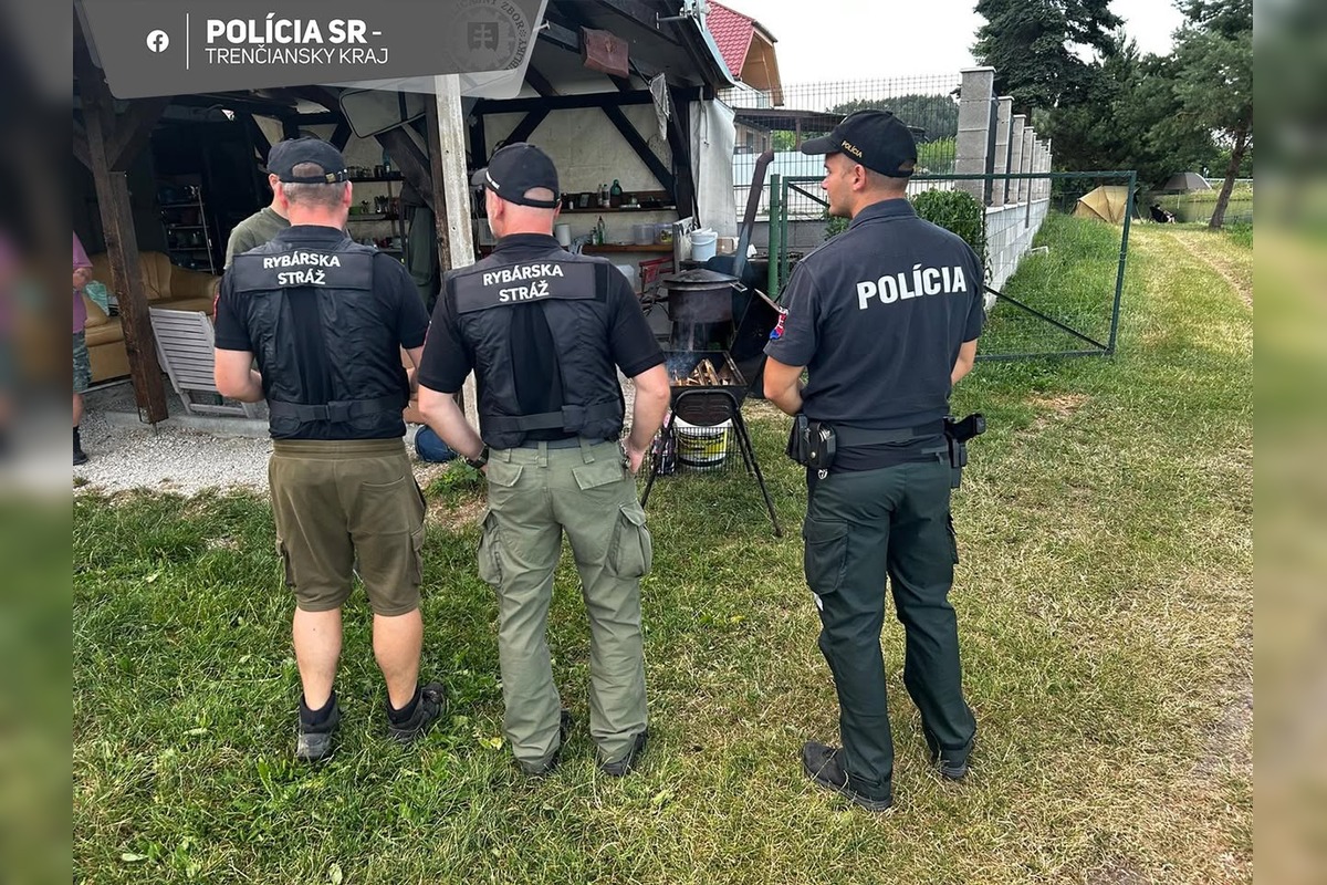 FOTO: Policajti preverovali rybárov v Novákoch. Výsledok? Príkladné dodržiavanie pravidiel, foto 2