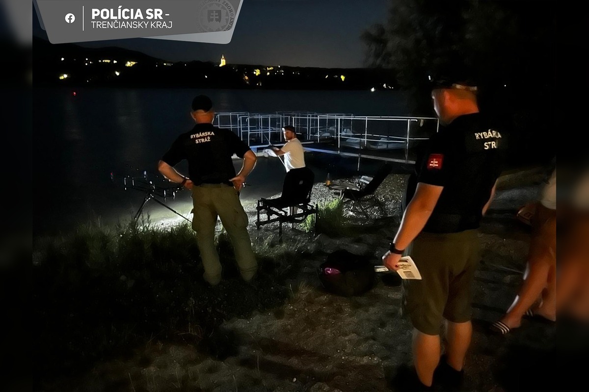 FOTO: Policajti preverovali rybárov v Novákoch. Výsledok? Príkladné dodržiavanie pravidiel, foto 3