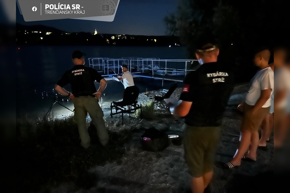 FOTO: Policajti preverovali rybárov v Novákoch. Výsledok? Príkladné dodržiavanie pravidiel, foto 4