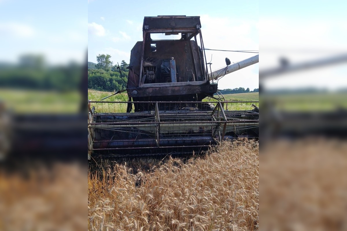 FOTO: V Hrachovišti horel kombajn aj slama, zasahovalo niekoľko hasičských jednotiek, foto 1