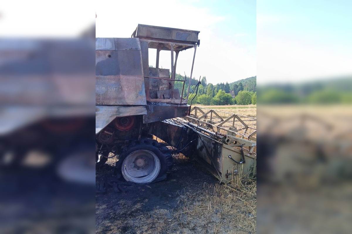 FOTO: V Hrachovišti horel kombajn aj slama, zasahovalo niekoľko hasičských jednotiek, foto 2