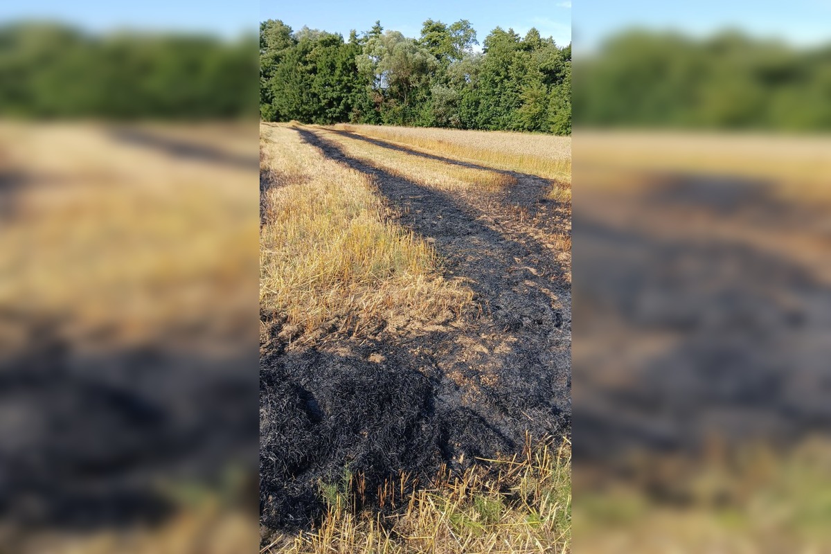 FOTO: V Hrachovišti horel kombajn aj slama, zasahovalo niekoľko hasičských jednotiek, foto 3