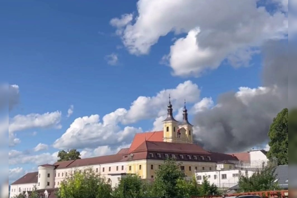 FOTO: Ilavu zachvátil hustý čierny dym z horiacej haly plnej plastov , foto 1