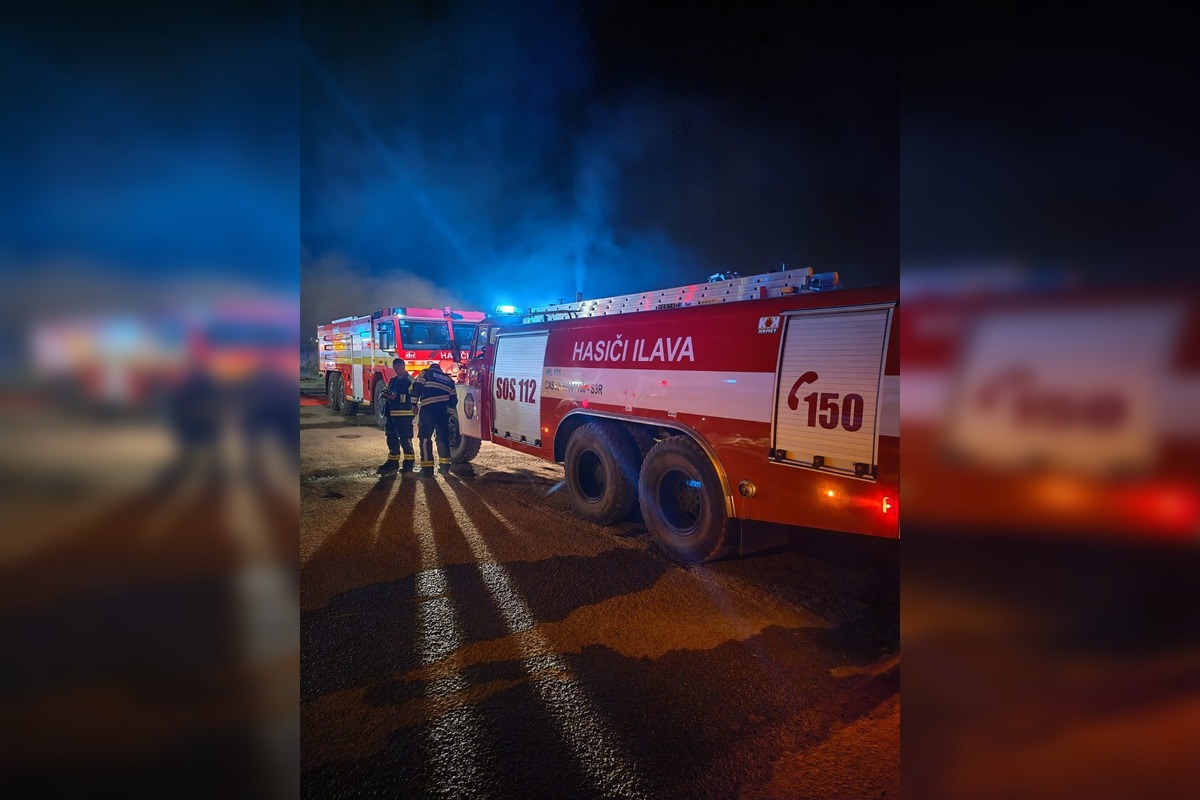FOTO: Ilavu zachvátil hustý čierny dym z horiacej haly plnej plastov , foto 2