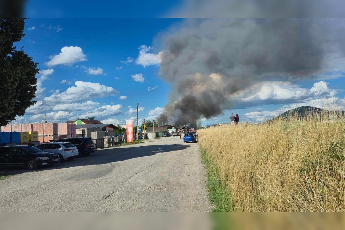 FOTO: Ilavu zachvátil hustý čierny dym z horiacej haly plnej plastov , foto 3