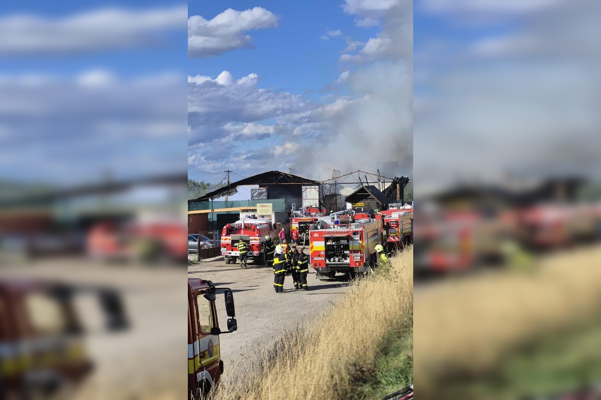 FOTO: Ilavu zachvátil hustý čierny dym z horiacej haly plnej plastov , foto 4
