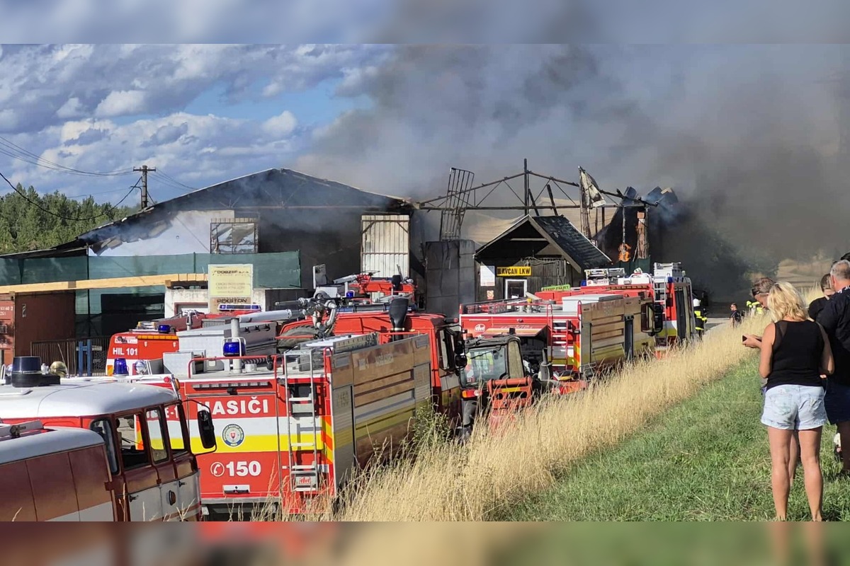 FOTO: Ilavu zachvátil hustý čierny dym z horiacej haly plnej plastov , foto 5