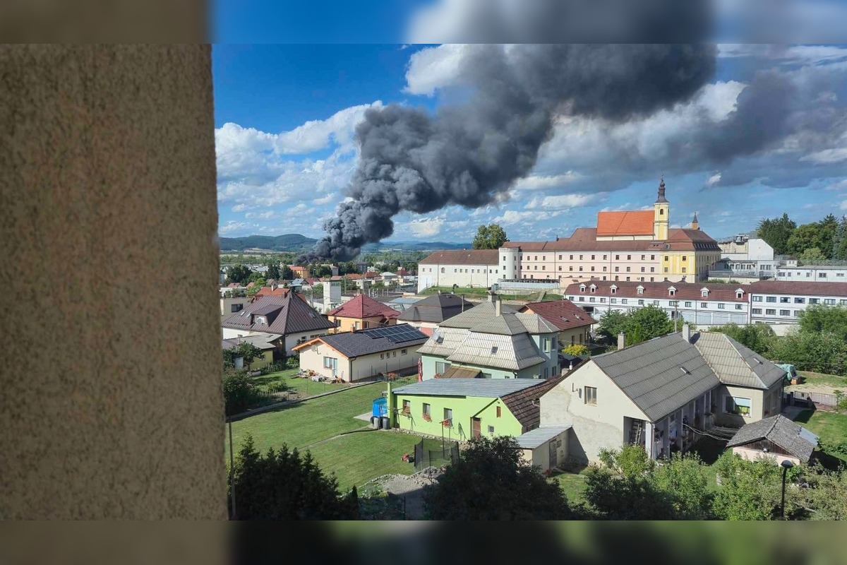 FOTO: Ilavu zachvátil hustý čierny dym z horiacej haly plnej plastov , foto 6