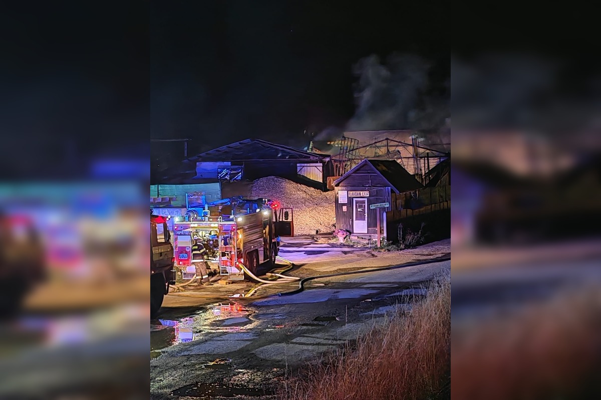 FOTO: Ilavu zachvátil hustý čierny dym z horiacej haly plnej plastov , foto 7