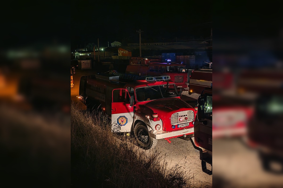 FOTO: Ilavu zachvátil hustý čierny dym z horiacej haly plnej plastov , foto 8