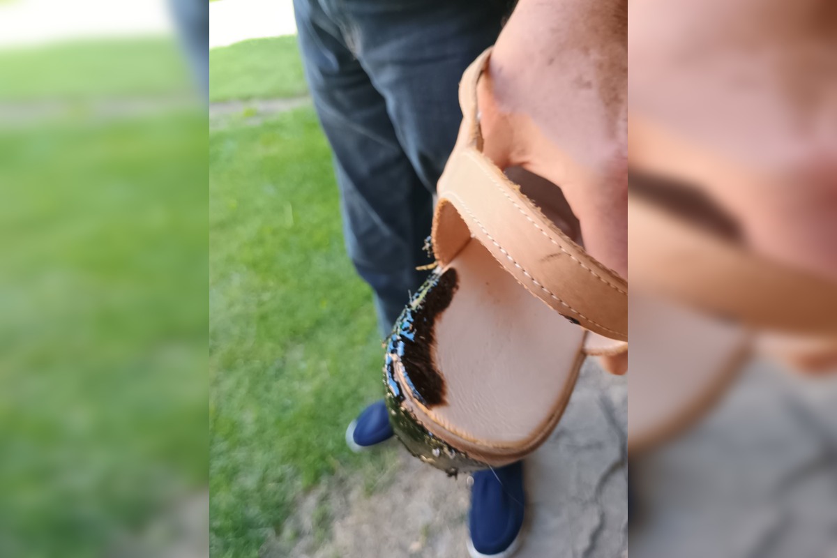 FOTO: Trenčanka stúpila do roztečenej smoly na chodníku počas prechádzky v Trenčíne, foto 3