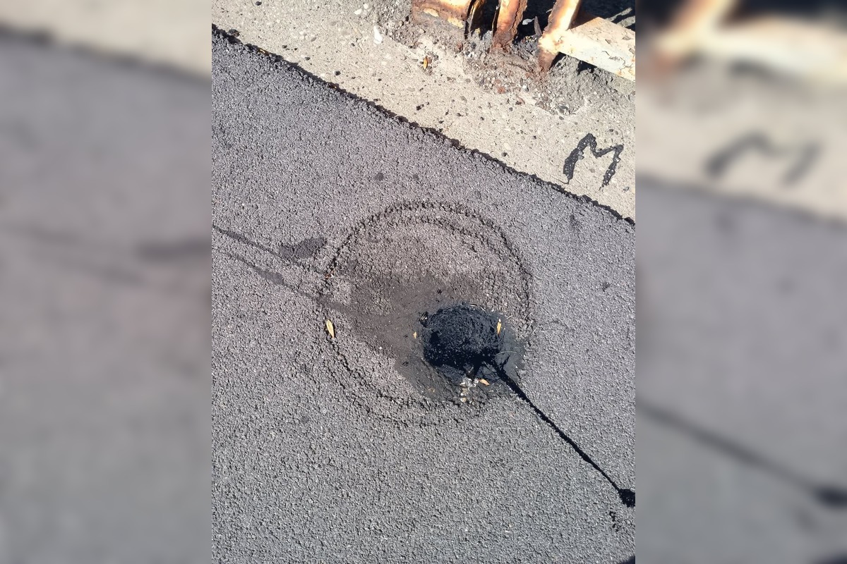 FOTO: Trenčanka stúpila do roztečenej smoly na chodníku počas prechádzky v Trenčíne, foto 1