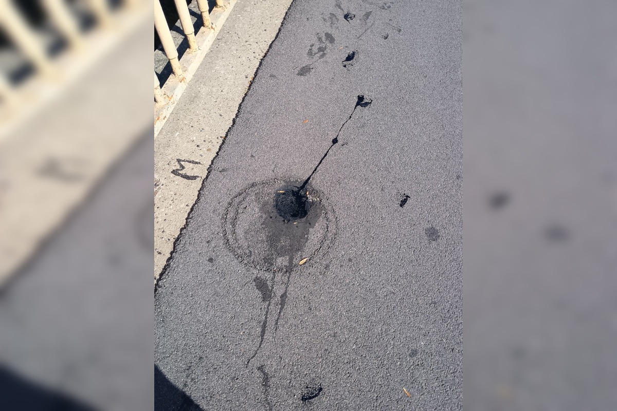 FOTO: Trenčanka stúpila do roztečenej smoly na chodníku počas prechádzky v Trenčíne, foto 2