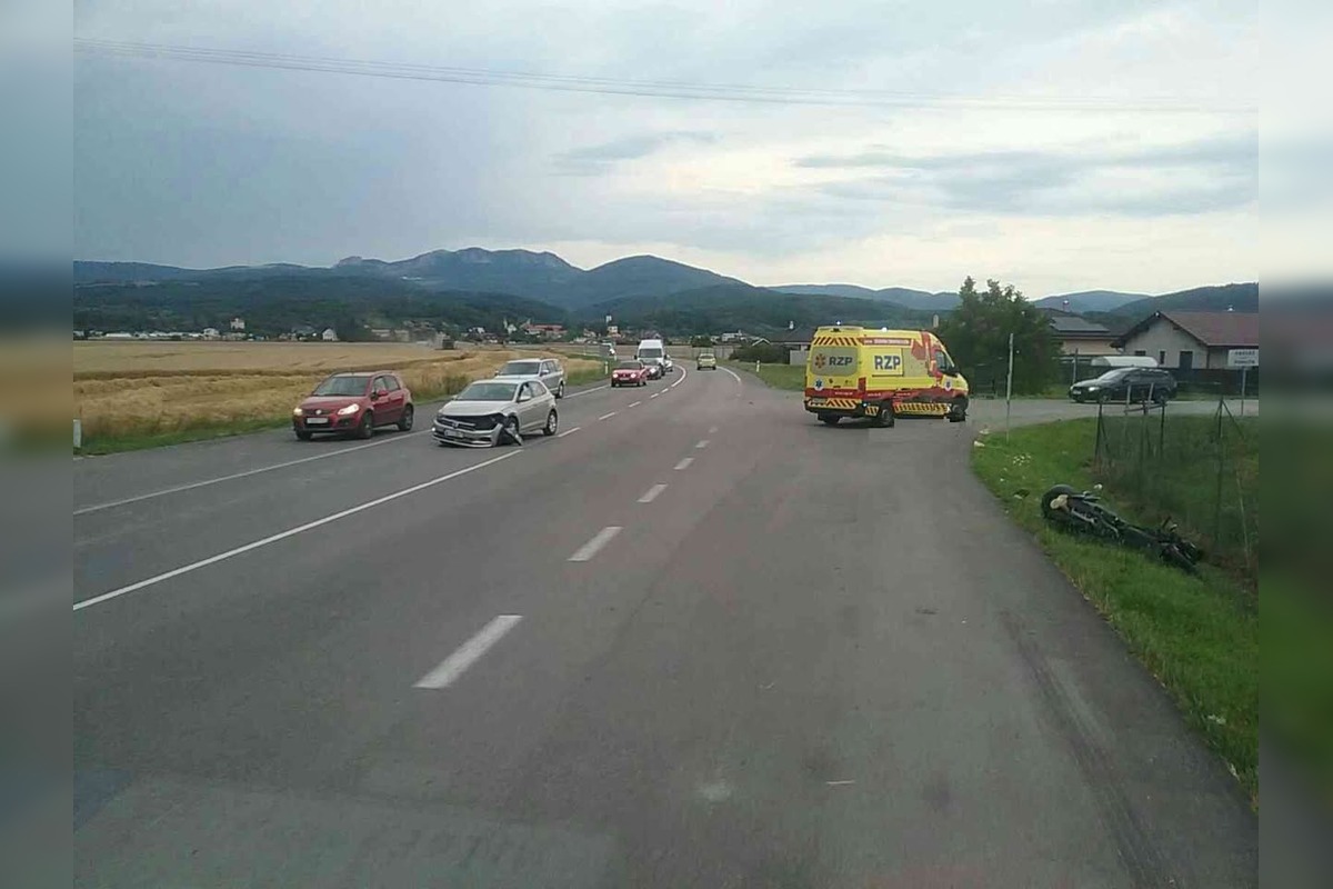 FOTO: Dopravná nehoda pri Pruskom ochromila premávku, zranený motocyklista skončil v nemocnici, foto 1