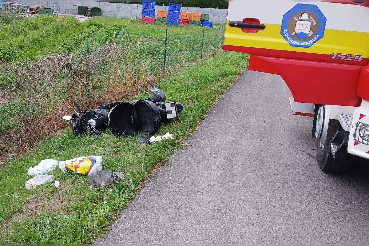 FOTO: Dopravná nehoda pri Pruskom ochromila premávku, zranený motocyklista skončil v nemocnici, foto 2
