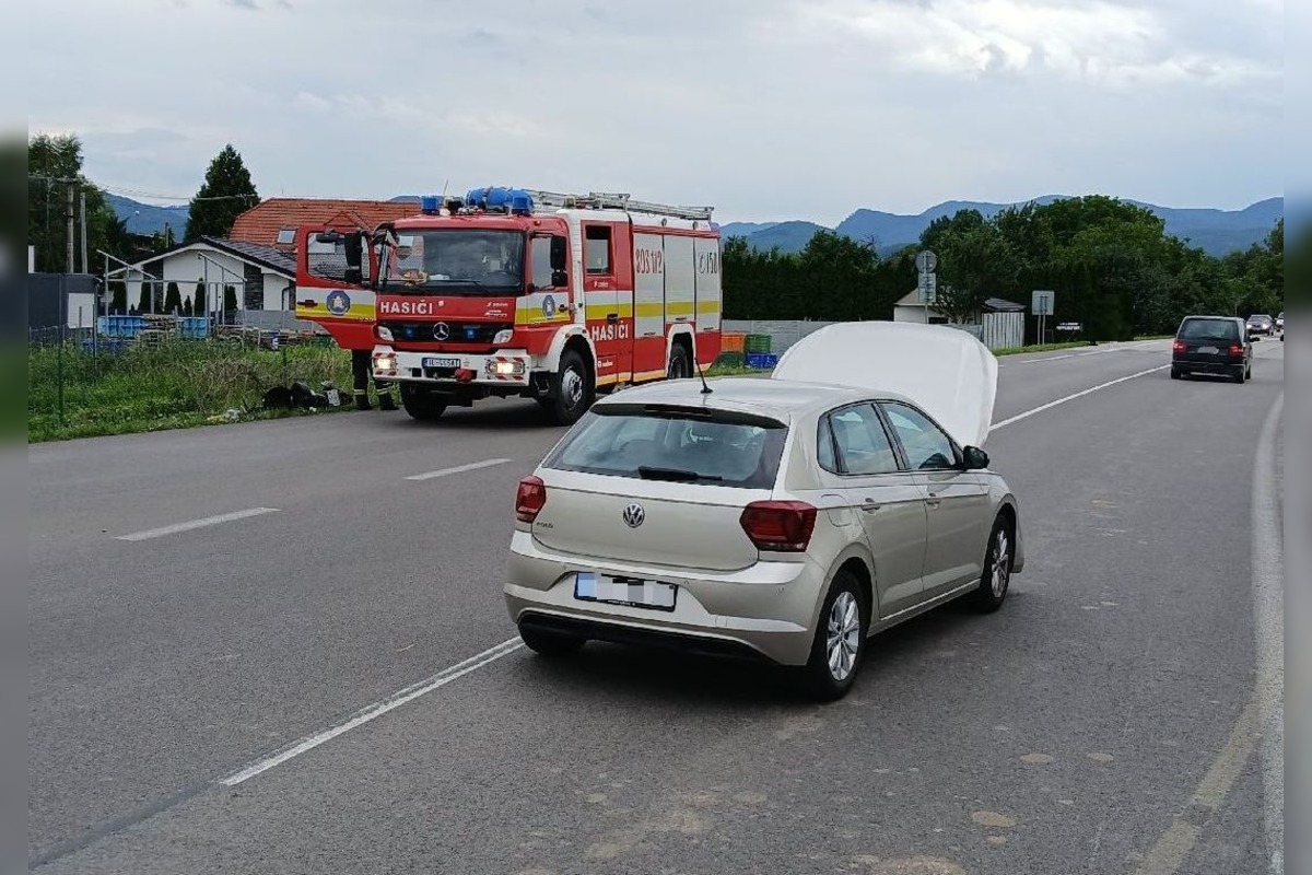 FOTO: Dopravná nehoda pri Pruskom ochromila premávku, zranený motocyklista skončil v nemocnici, foto 4