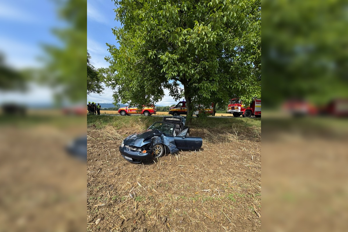 FOTO: Hasiči zasahovali pri nehode v Nitrianskom Pravne, jedna osoba sa zranila, foto 1