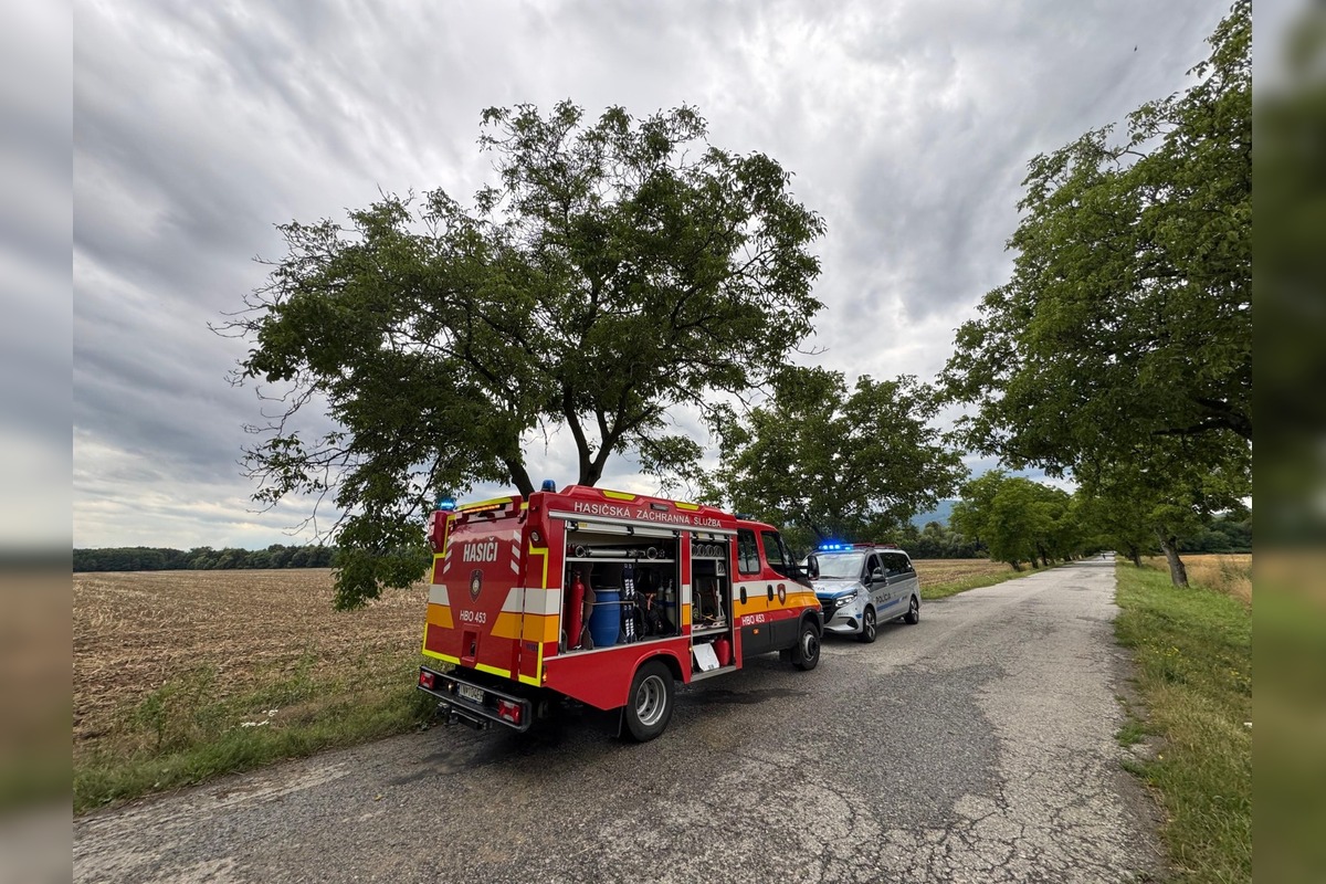 FOTO: Hasiči zasahovali pri nehode v Nitrianskom Pravne, jedna osoba sa zranila, foto 2