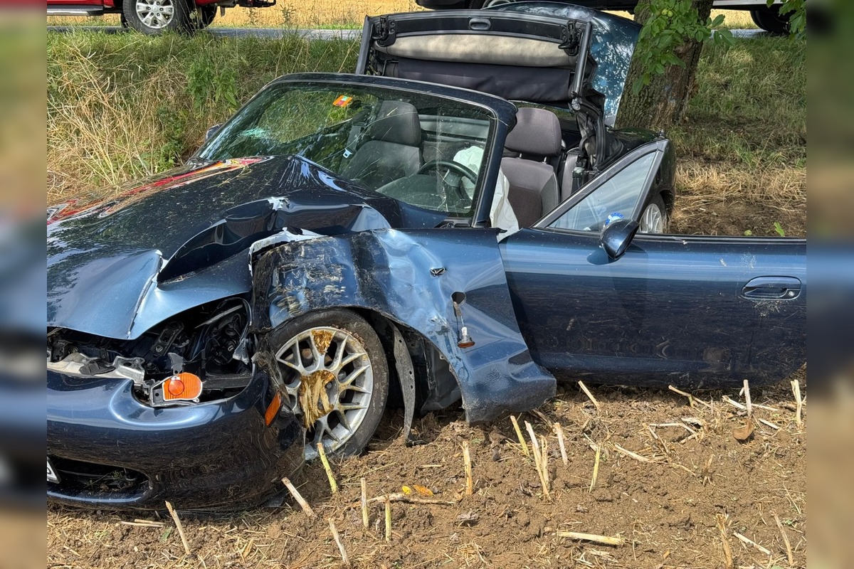 FOTO: Hasiči zasahovali pri nehode v Nitrianskom Pravne, jedna osoba sa zranila, foto 3