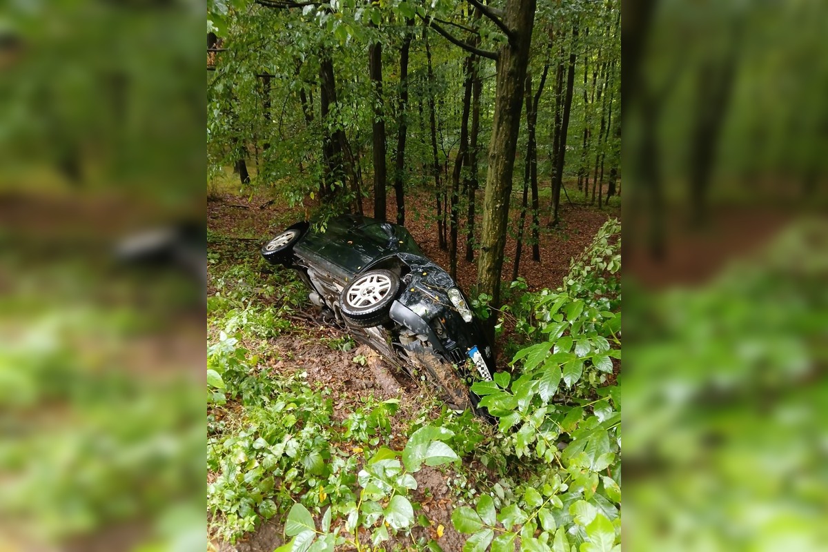 FOTO: Auto sa zrútilo z cesty: Nehoda pri Ješkovej Vsi skončila zranením, foto 1