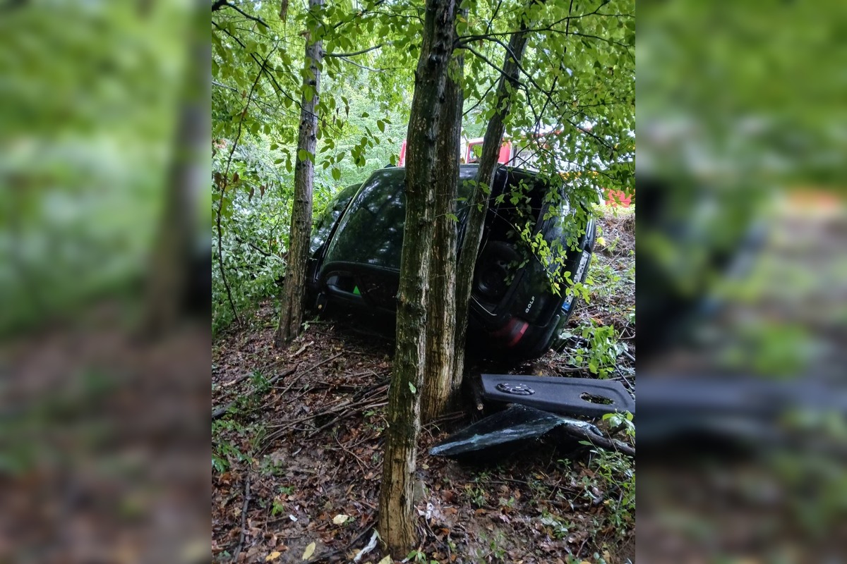 FOTO: Auto sa zrútilo z cesty: Nehoda pri Ješkovej Vsi skončila zranením, foto 2