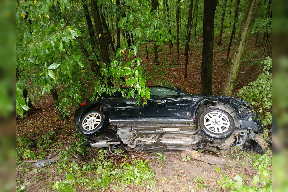 FOTO: Auto sa zrútilo z cesty: Nehoda pri Ješkovej Vsi skončila zranením, foto 3