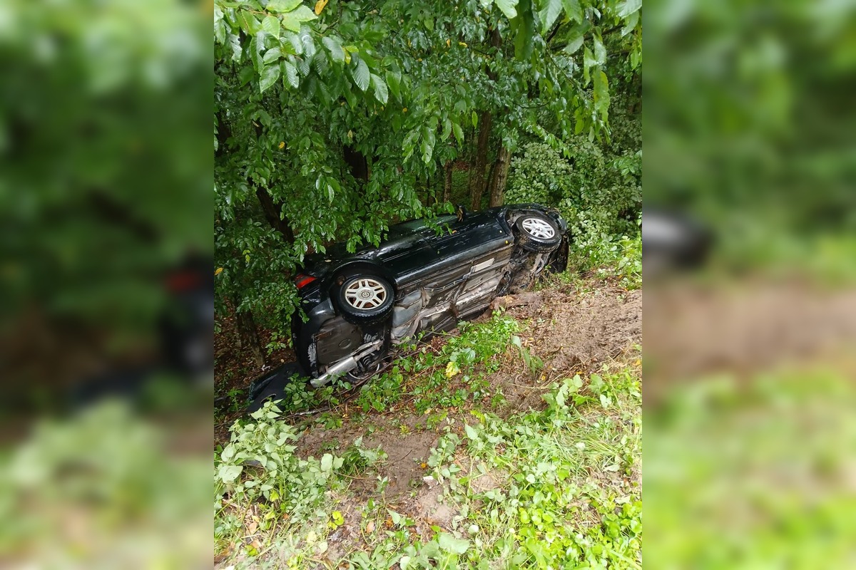 FOTO: Auto sa zrútilo z cesty: Nehoda pri Ješkovej Vsi skončila zranením, foto 4