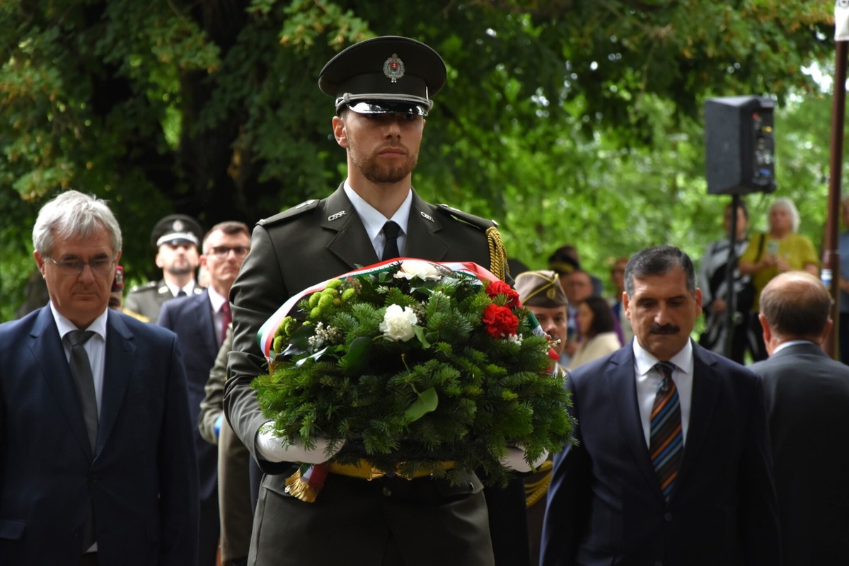 FOTO: Vysvätili obnovený mestský cintorín v Trenčíne , foto 1