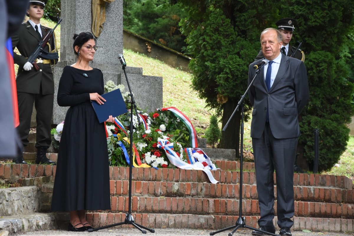 FOTO: Vysvätili obnovený mestský cintorín v Trenčíne , foto 4