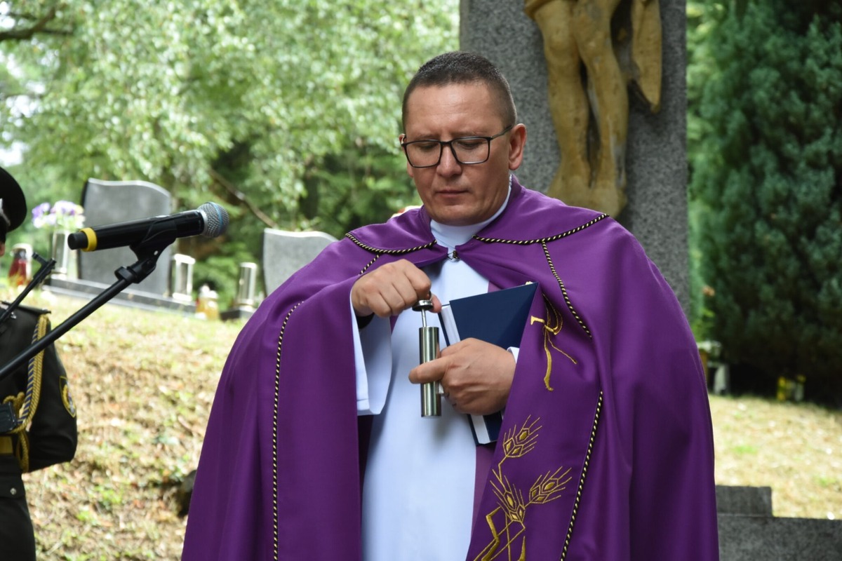 FOTO: Vysvätili obnovený mestský cintorín v Trenčíne , foto 6