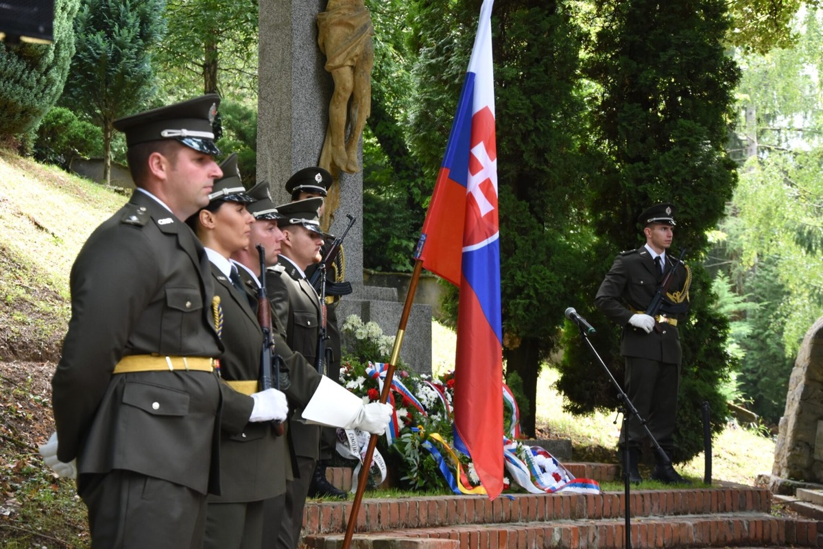 FOTO: Vysvätili obnovený mestský cintorín v Trenčíne , foto 7