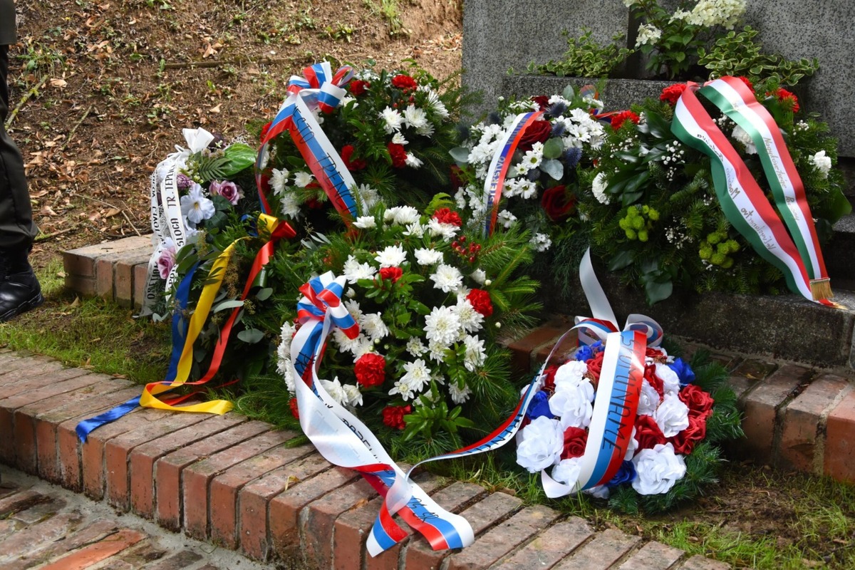 FOTO: Vysvätili obnovený mestský cintorín v Trenčíne , foto 8