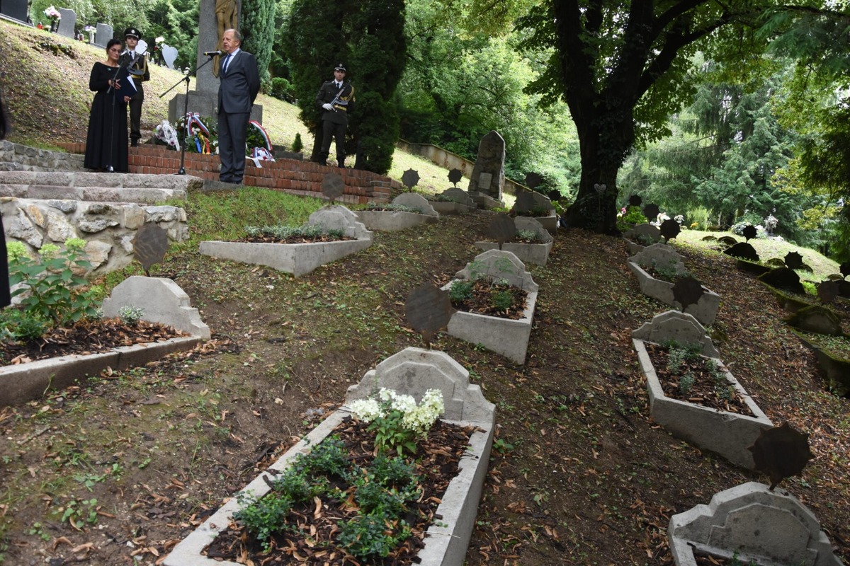 FOTO: Vysvätili obnovený mestský cintorín v Trenčíne , foto 9