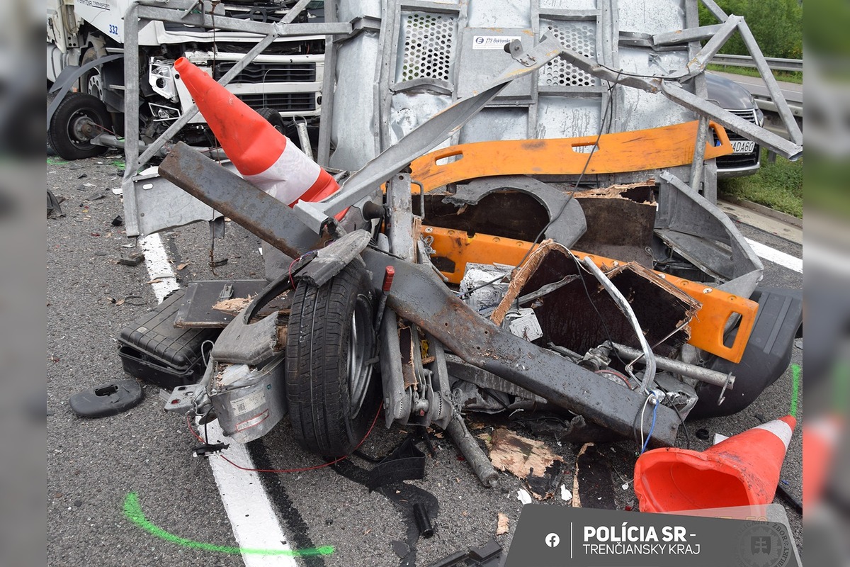 FOTO: Mikrospánok za volantom: Na D1 pri Košeci narazil kamión do pracovného vozidla, za ním havaroval motocyklista, foto 1